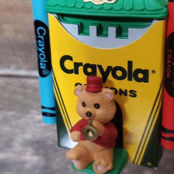 1993 Crayola "Bright Shining Castle" Hallmark Keepsake Ornament. - Picture 4 of 7